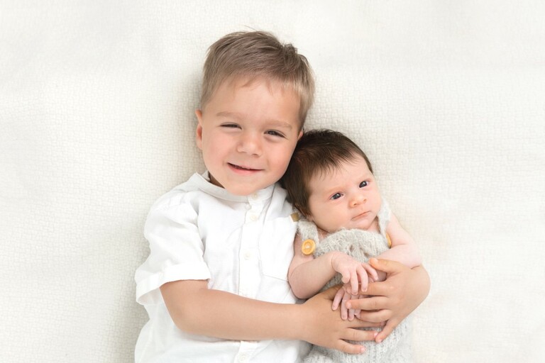 Baby mit stolzem Bruder - Neugeborenenfotografie