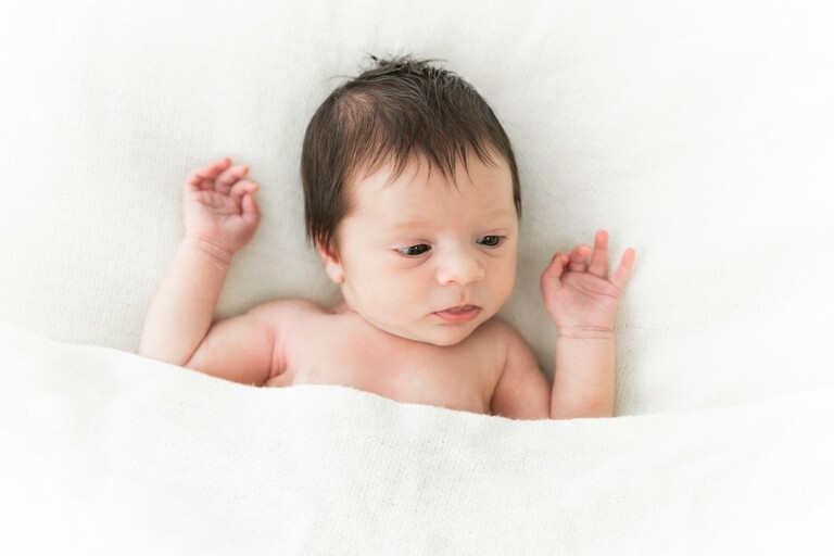 süßes Baby ist wach- Neugeborenenfotografie