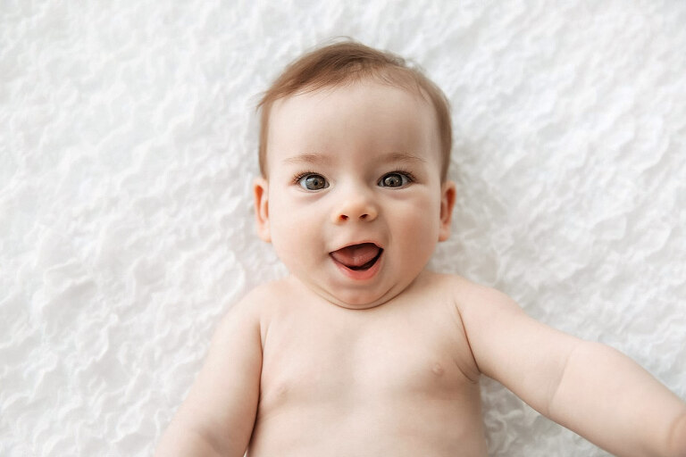 Die-wichtigsten-Meilensteine-im-ersten-Lebensjahr-Sechs-Monate-1-Nesthaekchen-Fotografie-Paderborn