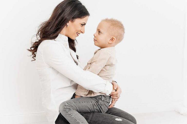 Mehr_als_nur_Fotos_Mama_und_Sohn_in_die_Augen_schauen_NesthaekchenFotografie_Paderborn